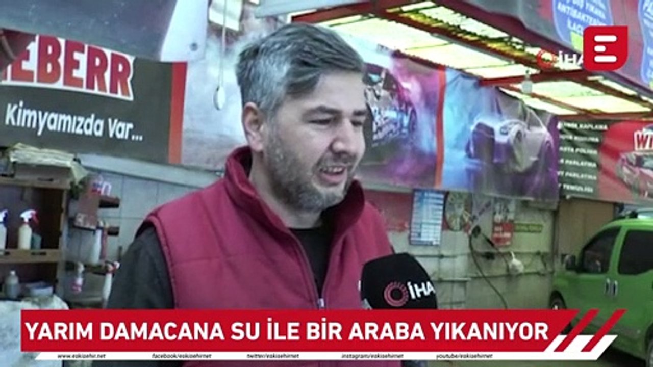 Yarım damacana su ile bir araba yıkanıyor
