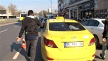 Kadıköy'de müşteri arayan ruhsatsız taksici denetimde yakalandı
