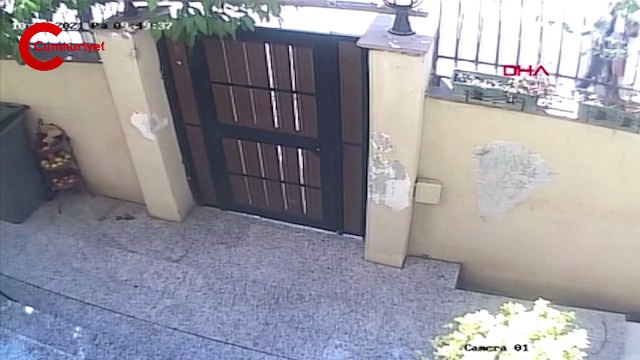 Hırsızlık için girdiği kafeden çıkarken fark ettiği bahşiş kutusunu da çaldı