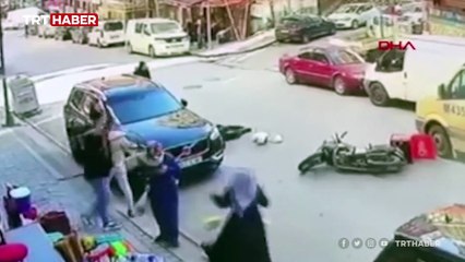 Yayaya çarpmamak için kendisi düştü: O anlar kamerada
