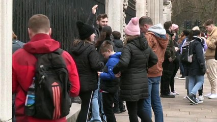 Il covid della regina non impedisce al premier Johnson di eliminare le restrizioni