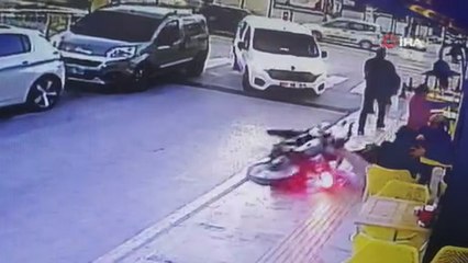 Kaldırımda sürüklenen motosiklet faciaya neden oluyordu