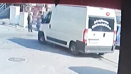 Sultangazi'de park halindeki araç alev aldı, esnaf kovayla su taşıyarak söndürdü... O anlar kamerada