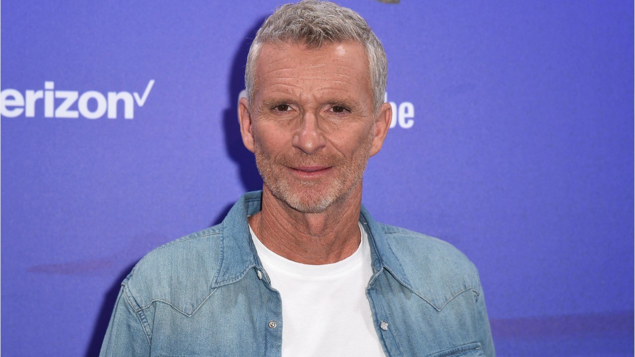 VOICI : Le Flambeau : quel acteur va incarner Denis Brogniart dans la parodie de Jonathan Cohen ?