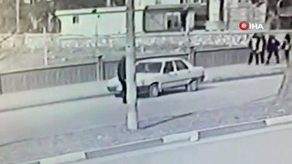 Park halindeki otomobil böyle çalındı