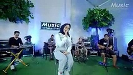 Suaranya merdu banget"Nazia_Marwiana_(Official_Music_Live)_Kehadiran_mu_buatku_merasa_lengkap