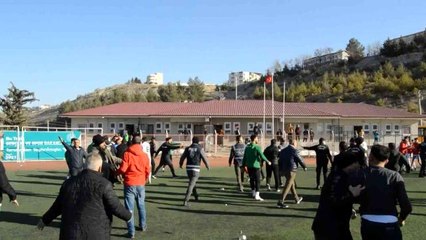 Yeşil sahada yumruk ve tekmeler havada uçuştu... Maç sonrası yeşil saha karıştı