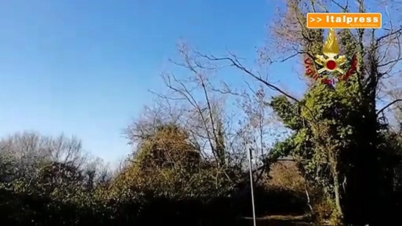 Brescia, Monte Maddalena. Vigili del fuoco spengono incendio boschivo