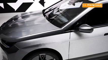 BMW iX Flow, la carrozzeria cambia colore come per magia