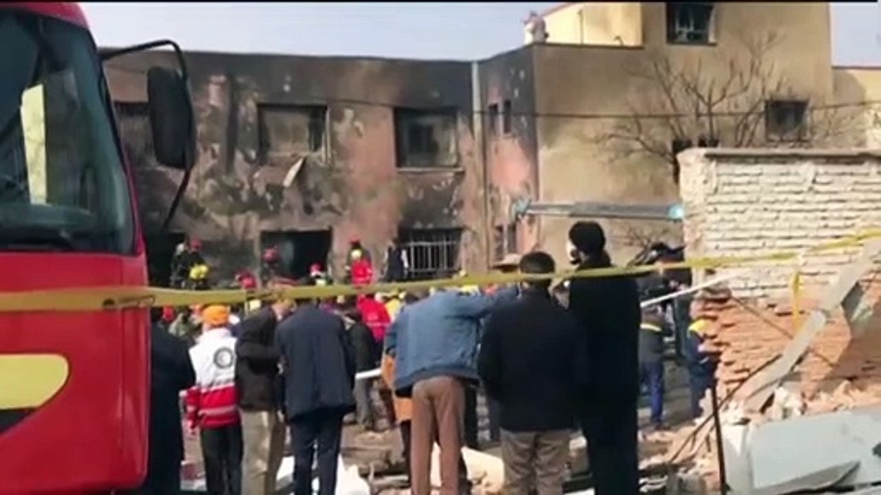 Iran: Militärflugzeug stürzt in Schule - drei Tote