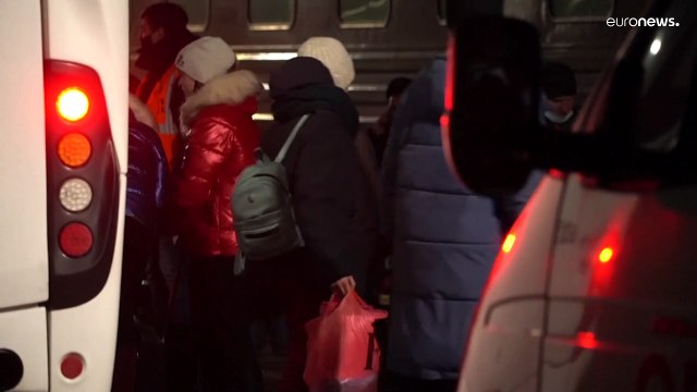 Беженцы из Донбасса: Они бомбят нас, пугают детей