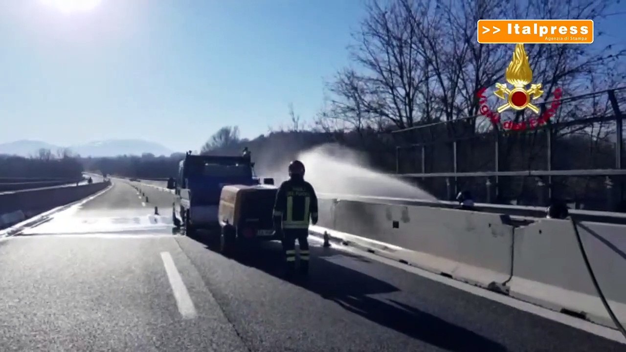 Paura sulla A25 nel Pescarese, bombola in fiamme su un autocarro