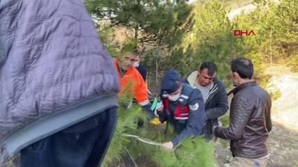 Son dakika: Dereye uçan otomobildeki baba ve oğlu, insan zinciriyle ambulansa taşındı