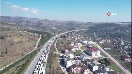 Son dakika haber | Kilometrelerce kuyruk oluştu... TEM'de tır kaza yaptı, tonlarca atık malzeme yola döküldü