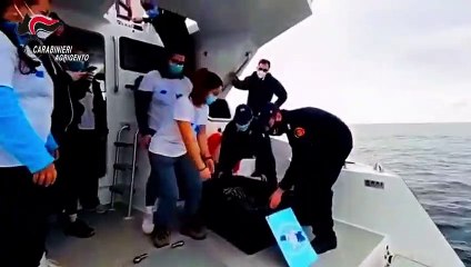 Carabinieri restituiscono al mare tartaruga marina "Fiamma"