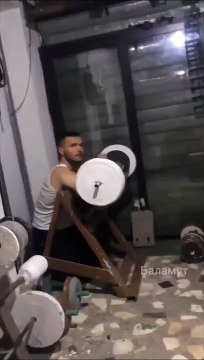 Si fier de sa salle de muscu faite maison... Enfin presque