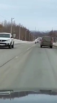Un pneu se balade sur la route