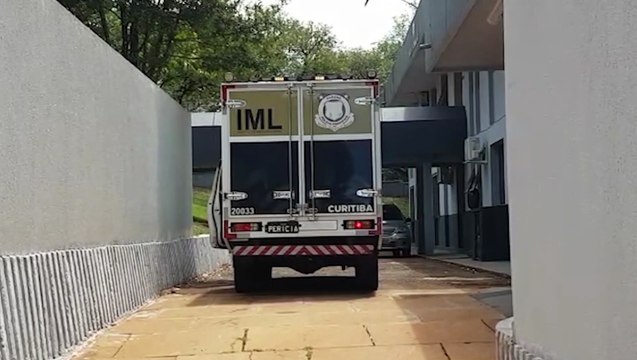 Corpo de Amarildo Rodrigues da Silva, 58 anos, é levado ao IML