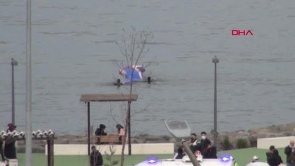 YAMAÇ PARAŞÜTÜYLE DENİZE DÜŞTÜ, YÜZEREK KIYIYA ÇIKTI
