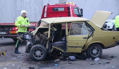 SİVAS'TA İŞÇİ SERVİS MİNİBÜSÜ OTOMOBİLLE ÇARPIŞTI: 12 YARALI