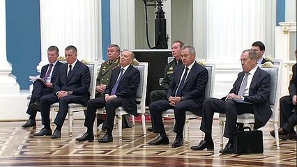 Paz distante de um lado, esforços diplomáticos de outro