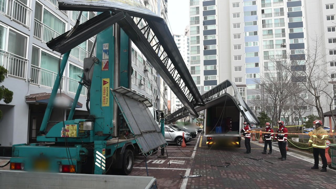 잇따르는 사다리차 사고...손자 데리고 가던 할머니 참변 / YTN