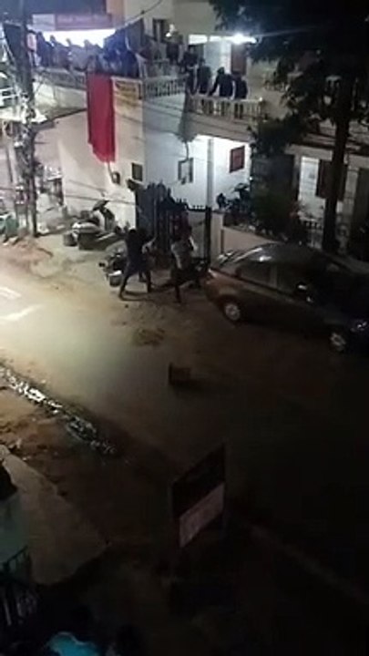 सरेआम ज्वैलर पर फायर कर डंडों से हमला: वीडियो देख रोंगटे खड़े हुए