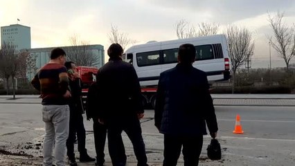 Devrilen işçi servisindeki 15 kişi yaralandı