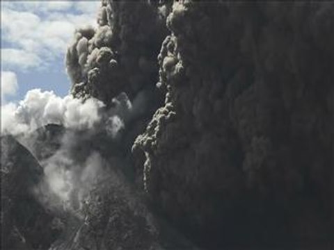 Hundreds evacuated in Indonesia volcano alert