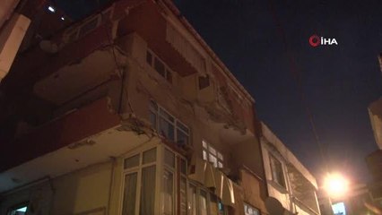 Küçükçekmece'de 3 katlı binanın balkonu çöktü