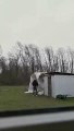 Un homme veut renforcer le toit de son cabanon avant la tempête !