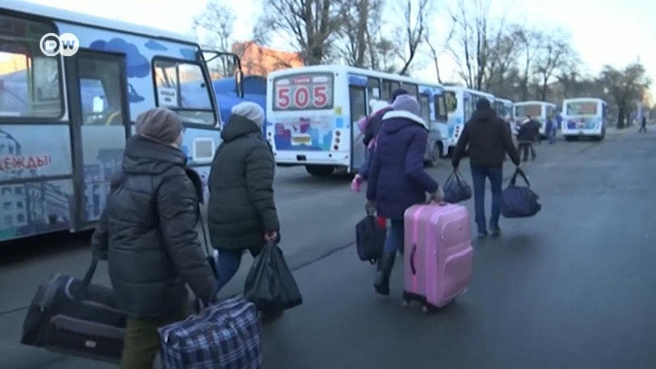 Эвакуация из Донбасса: "вещей взяли на сутки" (...