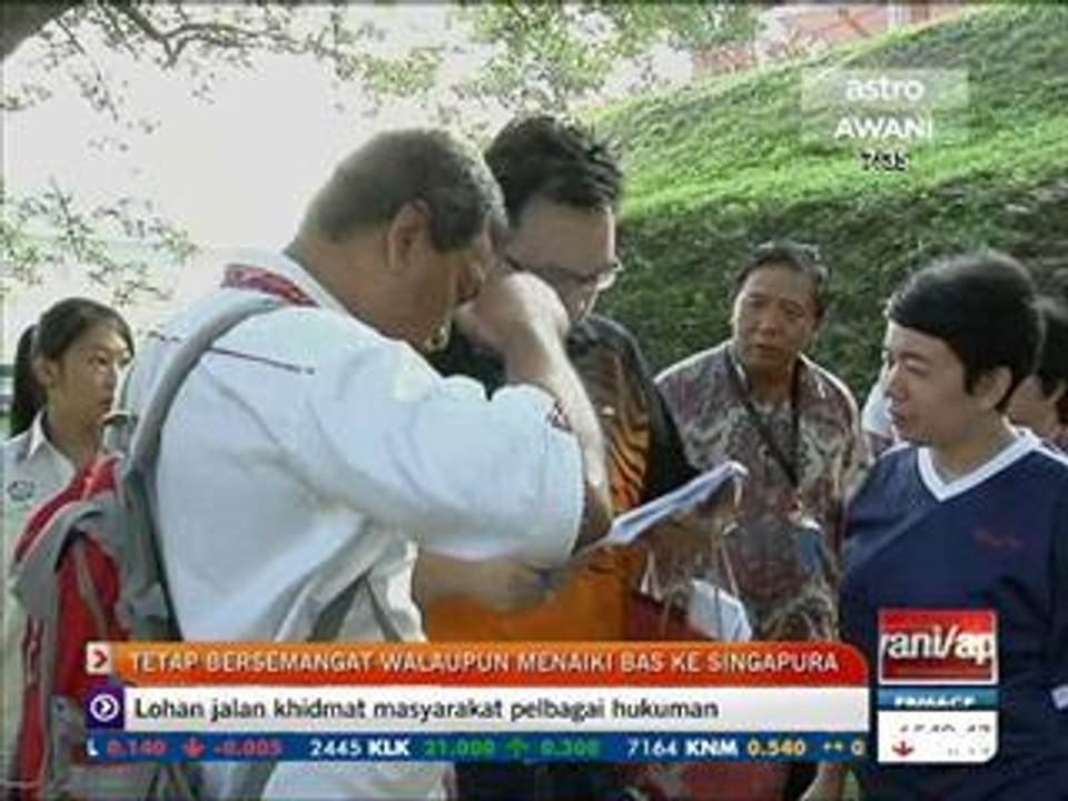 Tetap bersemangat walaupun menaiki bas ke Singapura
