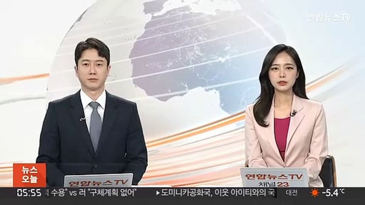 이삿짐 사다리차 넘어져 2명 부상…차량 5대 파손