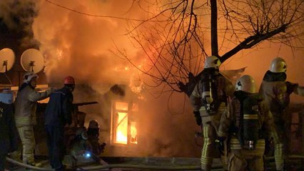 Ataşehir’de gecekondu alev alev yandı