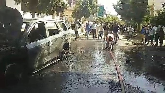 चलती कार में आग, धूं-धूं कर जली गाड़ी