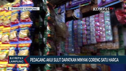 Pedagang Beli Minyak Goreng dari Warga yang Antre