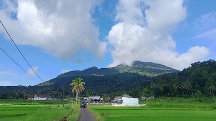 Pemandangan begitu indah di tengah-tengah dua pegunungan