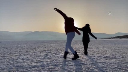 "Erik dalı" oynayarak buzla kaplı Çıldır Gölü'nü tanıttılar