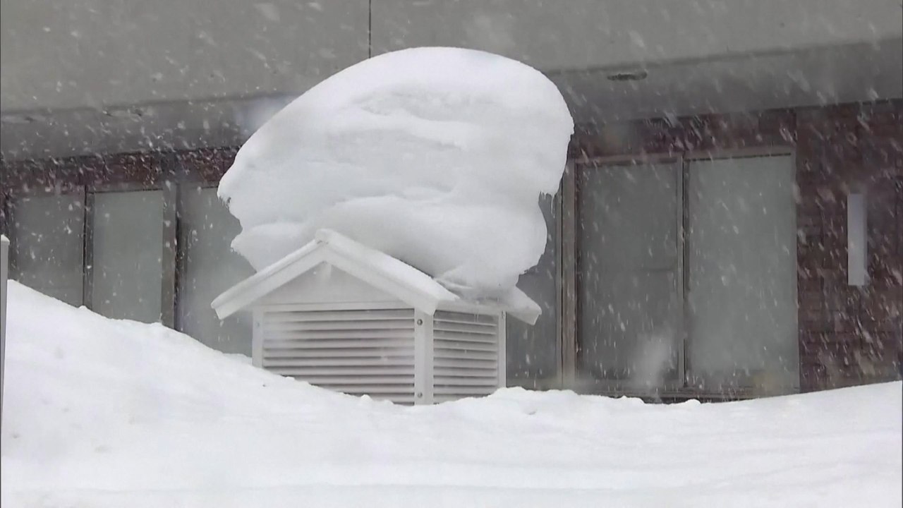 Trains and flights cancelled in Hokkaido from heavy snow in northern Japan