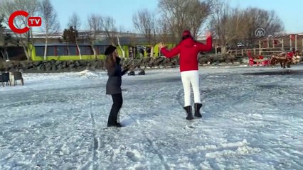 "Erik dalı" oynayarak buzla kaplı Çıldır Gölü'nü tanıttılar