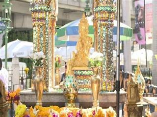 Bangkok bomb shrine reopens as police hunt suspect