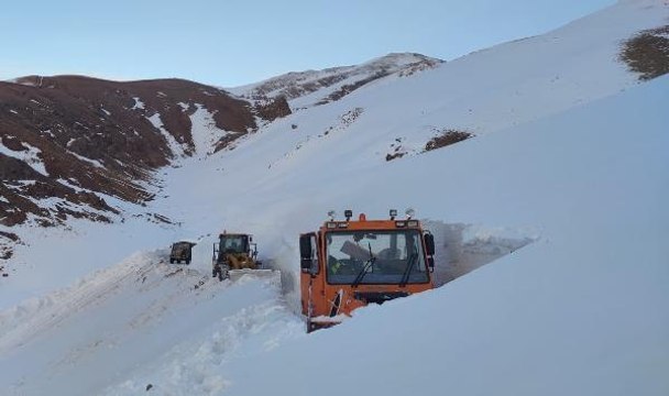 BAŞKALE'DE KAR KALINLIĞI İŞ MAKİNELERİNİN BOYUNU AŞTI