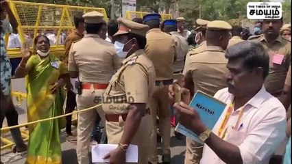 மதுரை பரபரப்பு; வாக்கு இயந்திரம் சீல் உடைப்பு; அதிமுகவினர் சாலை மறியல்!