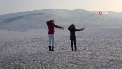 Son dakika haberleri! Çıldır Gölü'ndeki yerli ve yabancı turistler doyasıya eğleniyor