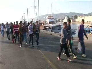 Download Video: Greek coastguard rescues migrants