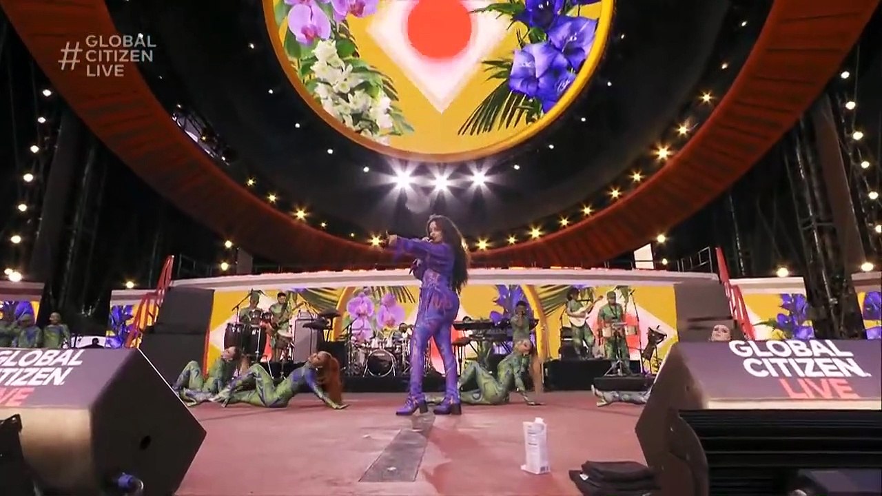 Camila Cabello chante "Don't Go Yet" en live