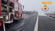 Un'autocisterna si incendia sulla A1, ferito il conducente