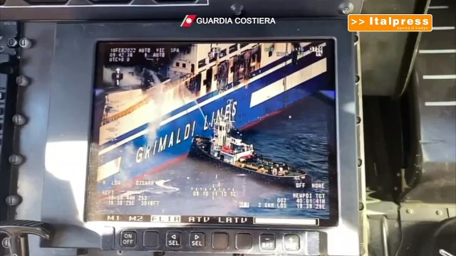 Incendio traghetto, le immagini dall'elicottero della Guardia costiera