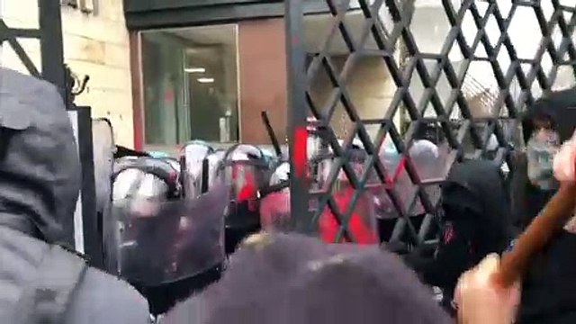 Scontri studenti-polizia davanti sede Unione Industrali Torino
